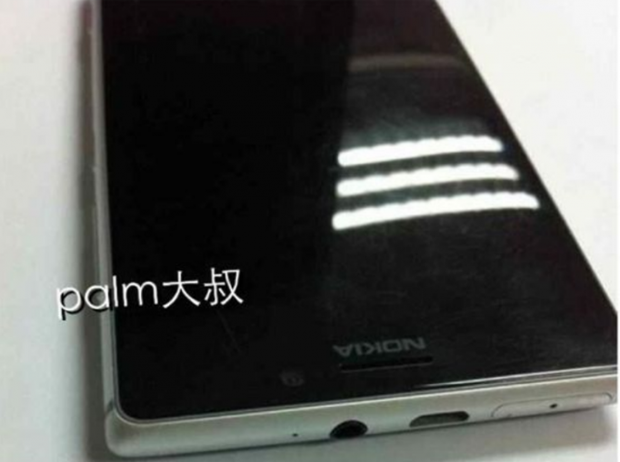 Porta microSIM e o que poderia ser um slot micro HDMI ou uma porta USB no topo do Catwalk (Foto: Reprodução/Sina Weibo)