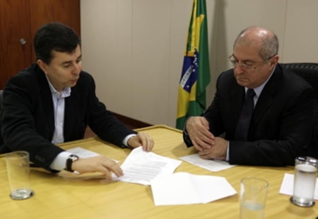 Fabio Coelho, diretor geral do Google Brasil, e Paulo Bernardo, ministro das Comunicações (Foto: Herivelto Baitsta/Mincom)
