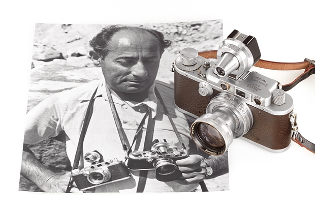 Câmera Leica sobre fotografia do autor da foto histórica (Foto: Reprodução)