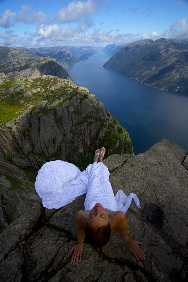 Jennifer posando a beira de um penhasco na Noruega (Foto: Reprodução)