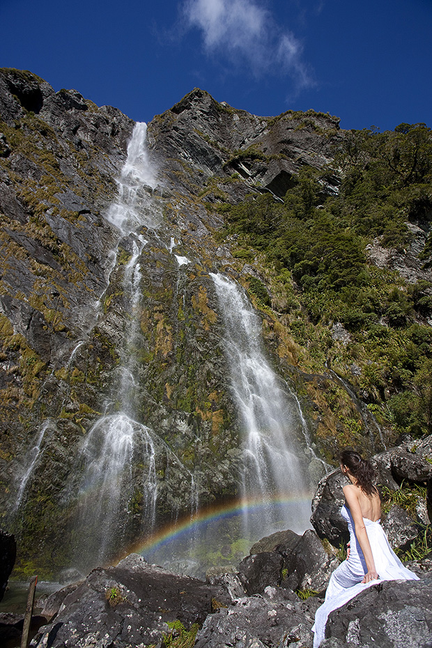 Jennifer vestida de noiva em uma das paisagens mais lindas da Nova Zelândia, Routeburn Trek (Foto: Reprodução)
