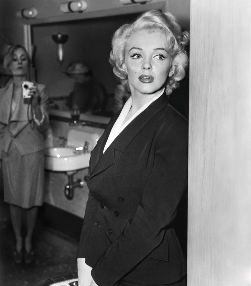 Em um momento de distração de Marilyn Monroe no banheiro, Flóra aproveitou para fotografá-la (Foto: Reprodução/ Flóra Borsi)