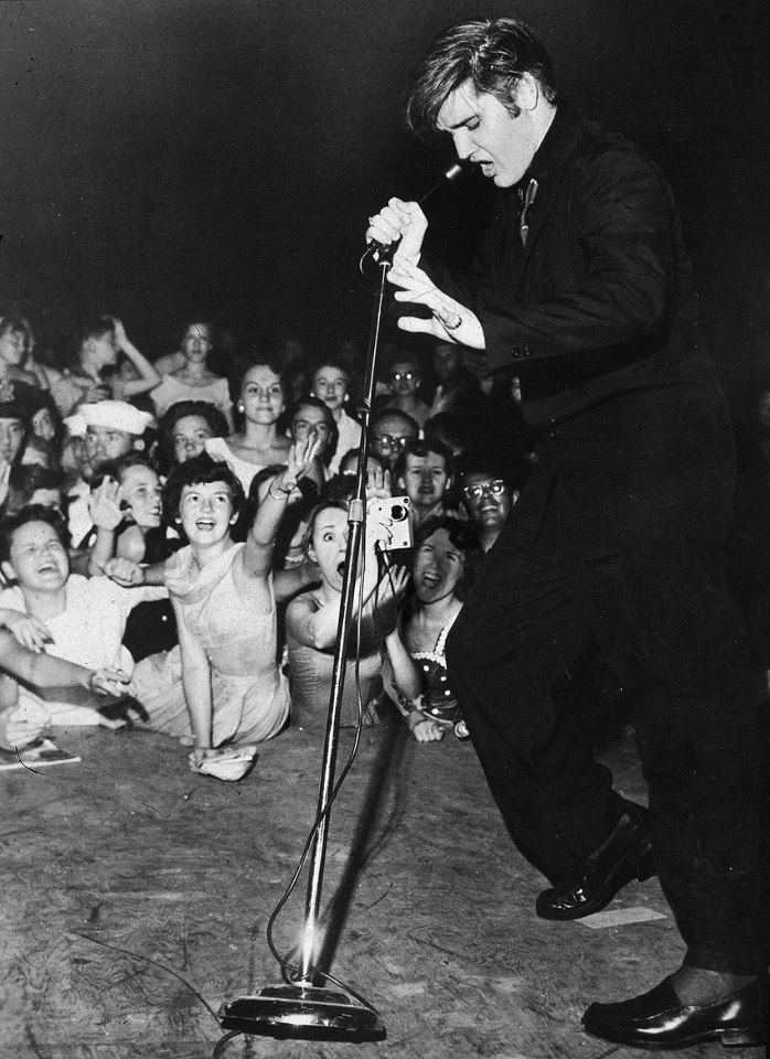 Nem Elvis Presley escapou da húngara, que conseguiu fotografá-lo de um espaço bem perto do palco (Foto: Reprodução/ Flóra Borsi)