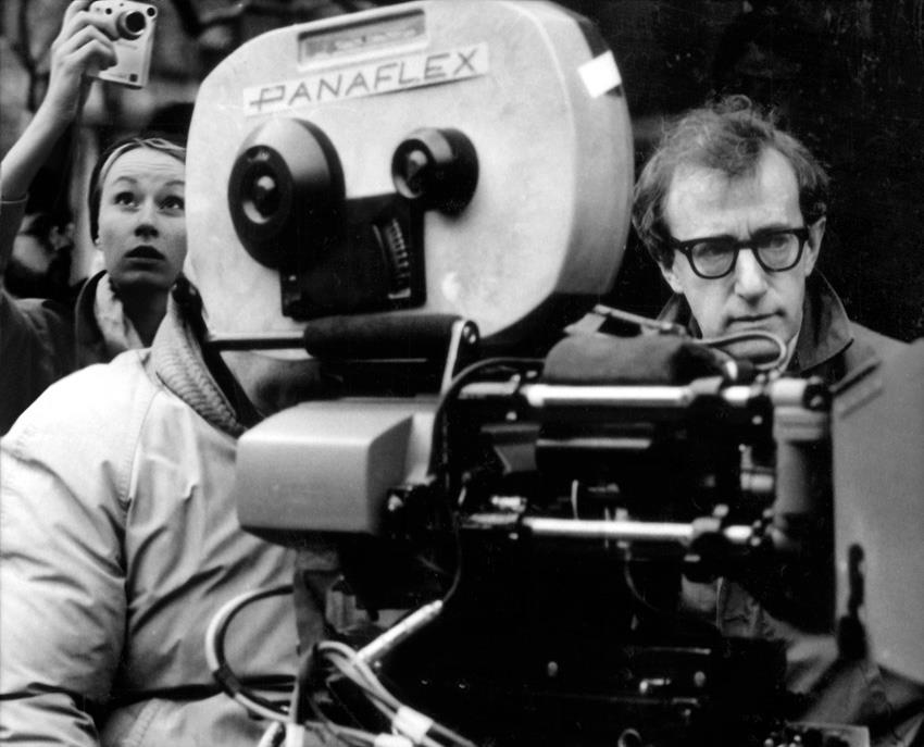 Aproveitando o momento, a húngara brinca fotografando sorrateiramente o set de filmagem de Woody Allen (Foto: Reprodução/ Flóra Borsi)