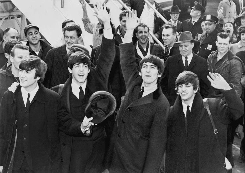 Nesta foto, a húngara encarna a vedete na chegada dos Beatles aos Estados Unidos (Foto: Reprodução/ Flóra Borsi)