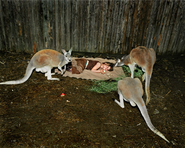 Fotógrafa cria série de imagens mostrando contato da filha com animais selvagens. (Foto: Robin Schwartz)