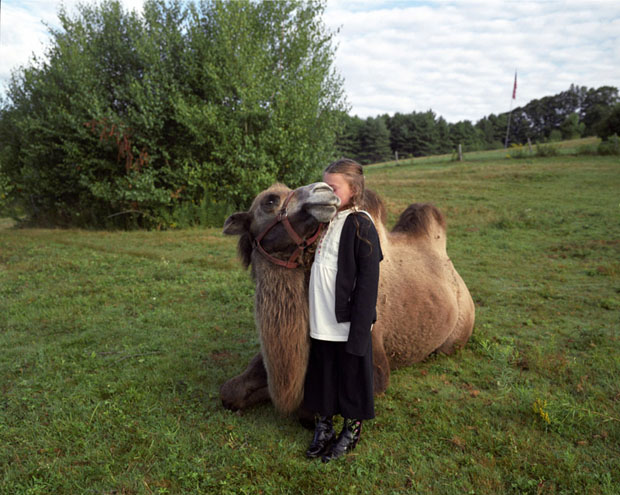 Fotógrafa cria série de imagens mostrando contato da filha com animais selvagens. (Foto: Robin Schwartz)