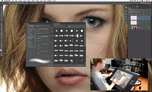 Interface do programa Adobe Photoshop e profissional manuseando tela digitalizadora (Foto: Reprodução/Wacom)