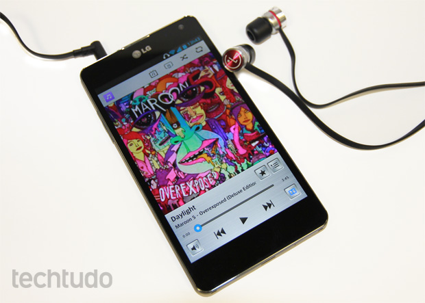 Optimus G traz fones de ouvido bonitos e potentes, junto com bom player (Foto: Elson de Souza/TechTudo)