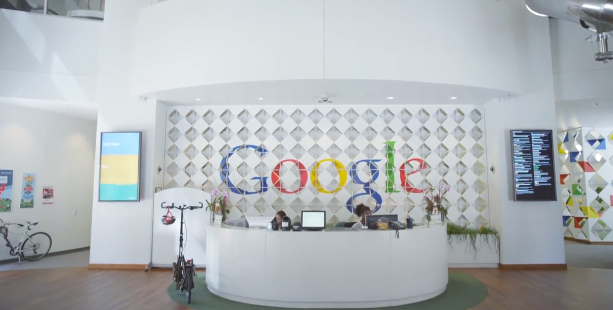 Durante o vídeo, cinco estagiários contam como é o dia a dia na sede do Google na Califórnia (Foto: Reprodução/YouTube)