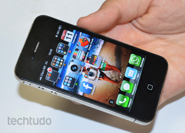 iPhone 4 tem tela de 3,5 polegadas em boa resolução (Foto: Isadora Díaz/TechTudo)