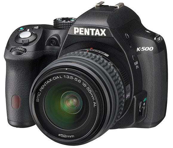 A K-500 é a DSLR de médio porte da Pentax voltada para fotógrafos iniciantes (Foto: Divulgação/ Pentax)