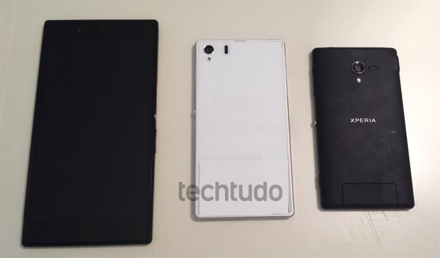 Sony Xperia i1, no centro, ao lado do Xperia Z Ultra, à esquerda, e do Xperia ZQ, à direita. (Foto: TechTudo)