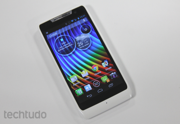 Razr D3 traz Android sem grandes modificações da Motorola (Foto: Elson de Souza/TechTudo)