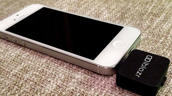 iblazr é encaixado no conector de fones de ouvido do seu iPhone ou Android (Foto: Reprodução/Mashable)
