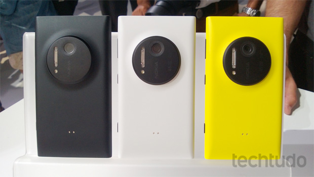 Lumia 1020 vem nas versões preta, branca e amarela (Foto: Allan Melo/TechTudo)