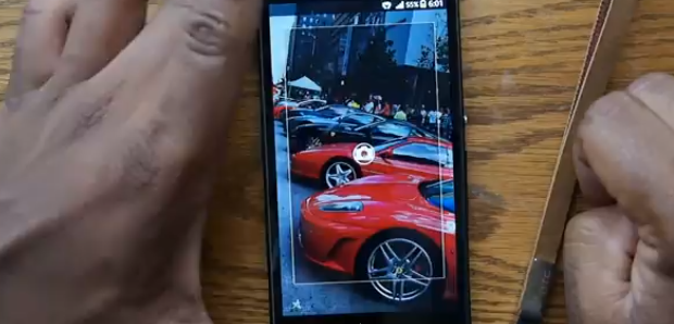 Tela de bloqueio da nova customização da Sony pro Android tem acesso rápido à câmera (Foto: Reprodução/YouTube)