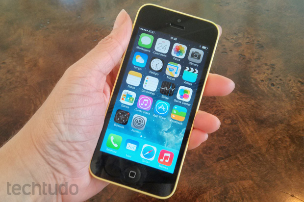 iPhone 5C: versão mais barata é levemente mais pesada, mas mantém acabamento impecável  (Foto: Isadora Díaz / TechTudo)