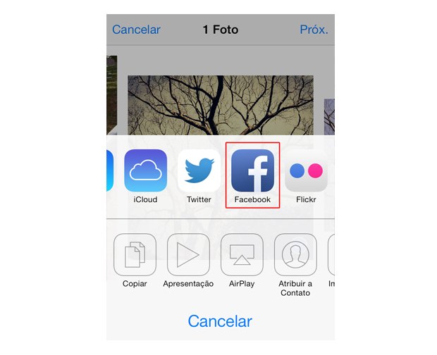 Compartilhando uma foto do iOS 7 com o Facebook (Foto: Reprodução/Marvin Costa)