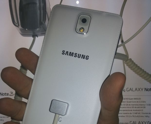 Traseira de couro sintético do Galaxy Note 3 é um diferencial (Foto: Pedro Zambarda/TechTudo)
