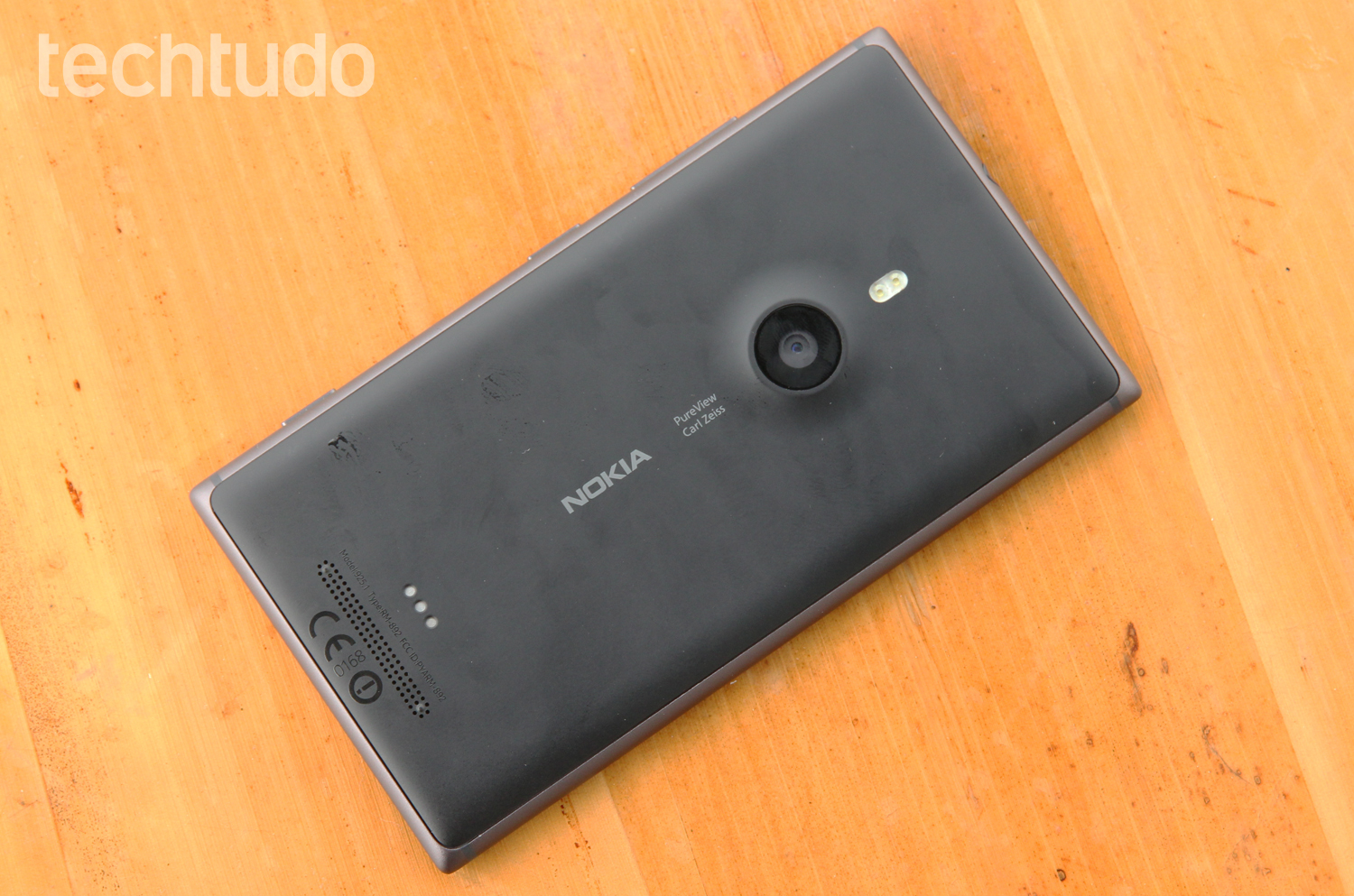 Traseira do Lumia 925 (Foto: Luciana Maline/TechTudo)