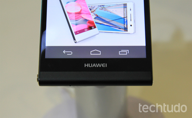 Parte inferior do Huawei Ascend P6; detalhe para os botões virtuais do Android, semelhante ao que temos na versão "pura" do sistema (Foto: Isadora Díaz/TechTudo)