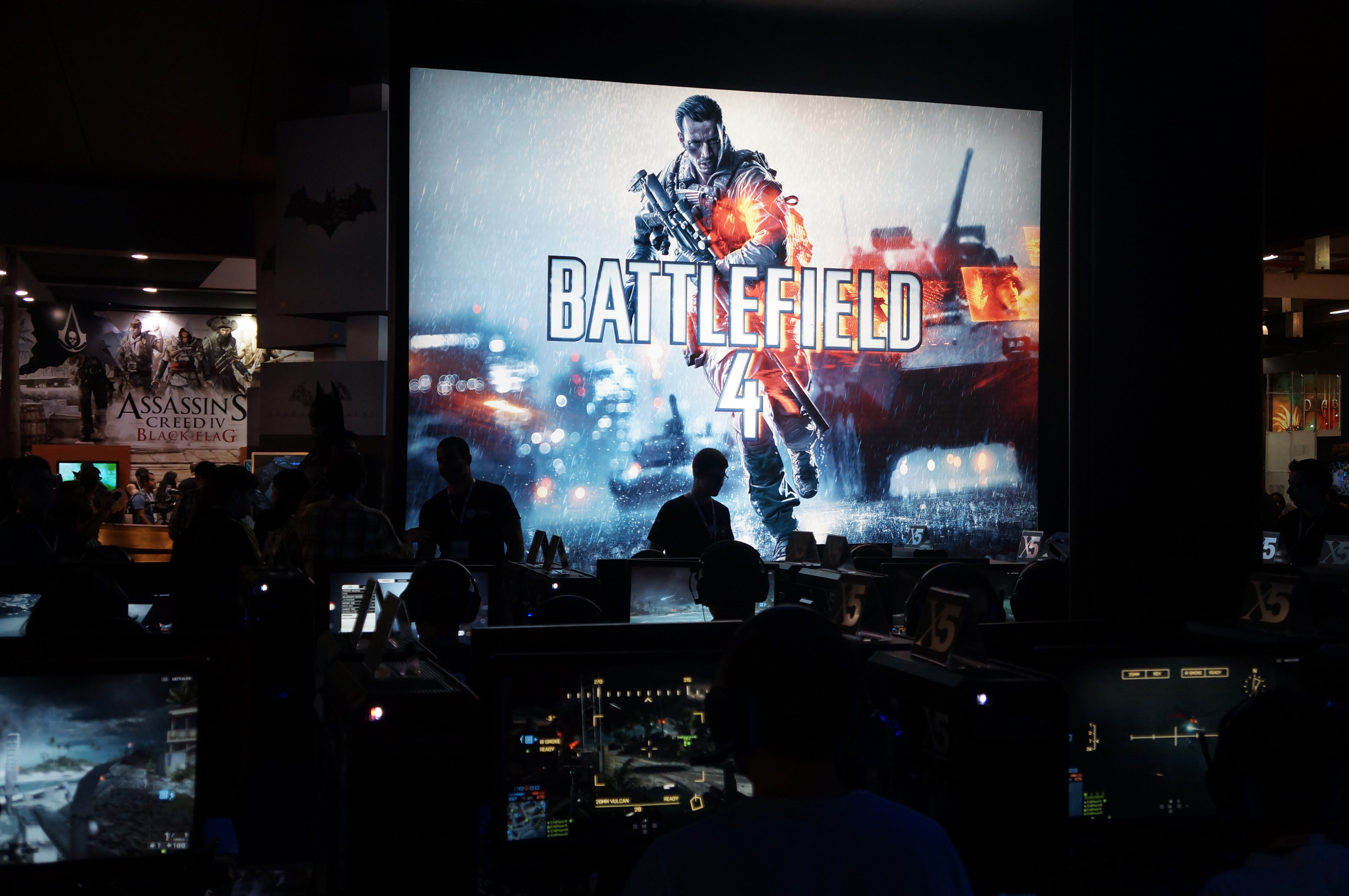 Stand de Battlefield 4, com 64 computadores em rede para jogar partida multiplayer (Foto: Spencer Stachi / TechTudo)
