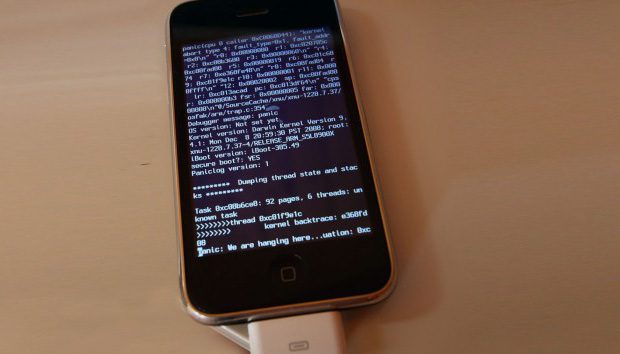 iPhones e iPads não estão livres de vírus, especialmente usuários que realizaram jailbreak (Foto: Reprodução/Readwrite)