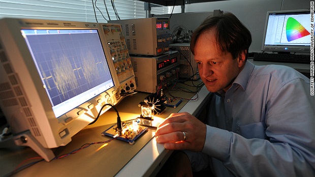 Professor Harald Haas demonstrando a tecnologia Li-Fi (Foto: Reprodução/Techno Pyrate) (Foto: Professor Harald Haas demonstrando a tecnologia Li-Fi (Foto: Reprodução/Techno Pyrate))