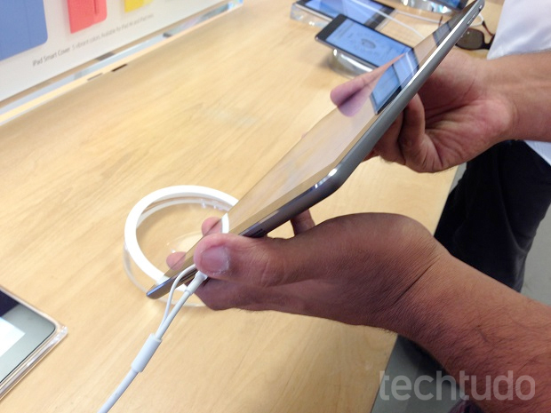 iPad Air é extremamente fino e leve (Foto: Thiago Barros/TechTudo)