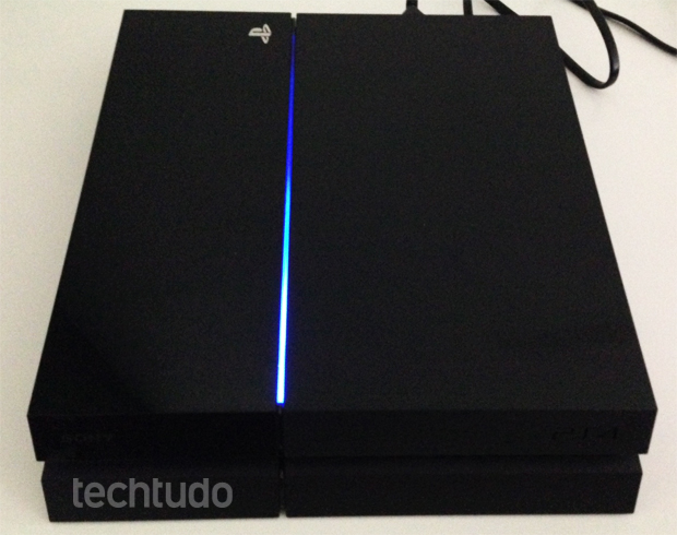 Console PS4: uma luz de LED atravessa toda a superfície superior (Foto: Thiago Barros / TechTudo)
