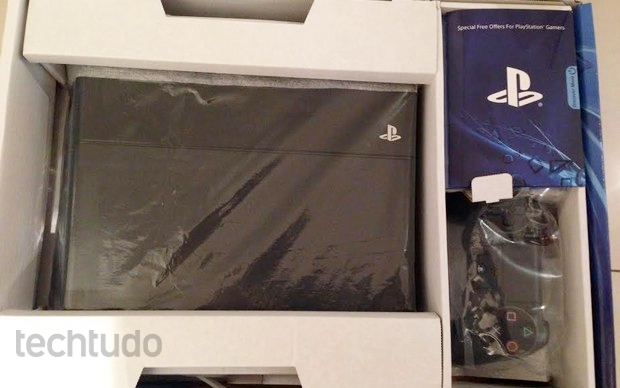 Caixa do PS4 assim que você abre, sem nenhum glamour (Foto: Thiago Barros / TechTudo)