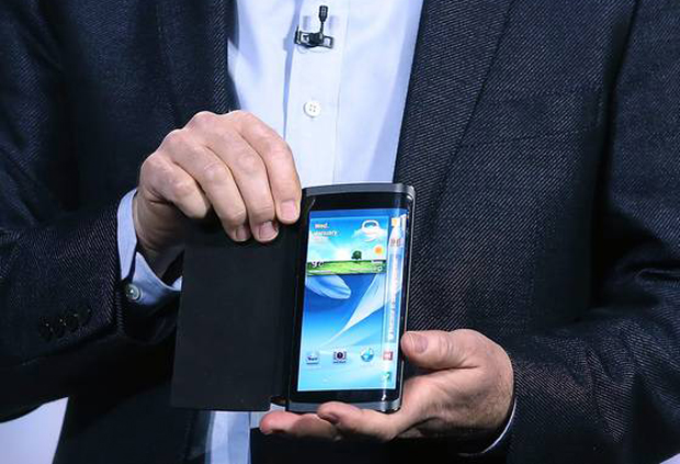 Protótipo de aparelho com tela curva foi revelado pela Samsung na CES (Foto: Reprodução/USA Today)