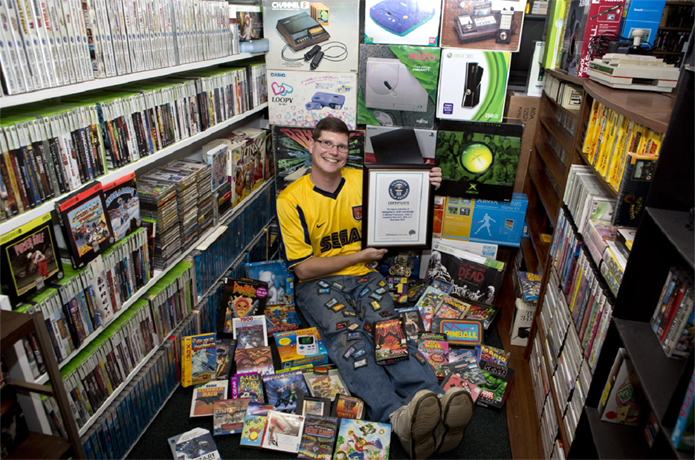 Michael Thomasson e sua enorme coleção de videogames (Foto: IGN)