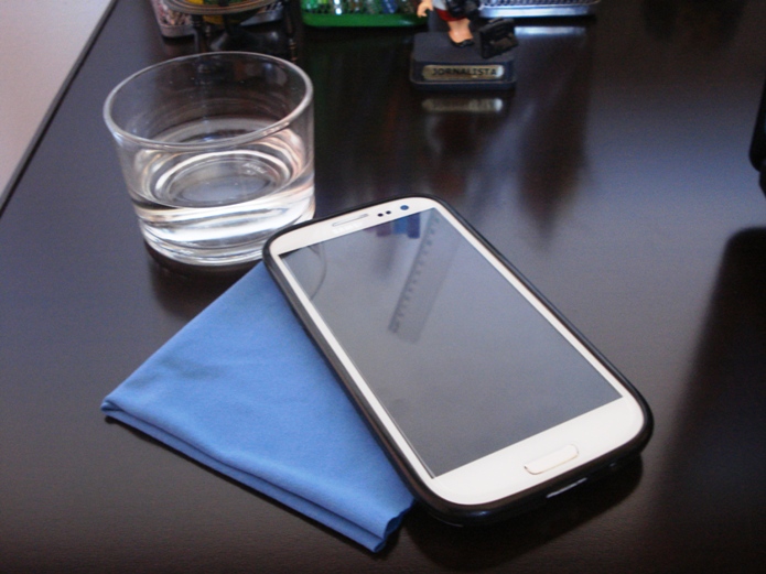 Como limpar corretamente a tela do seu dispositivo móvel (Foto: Lívia Dâmaso)