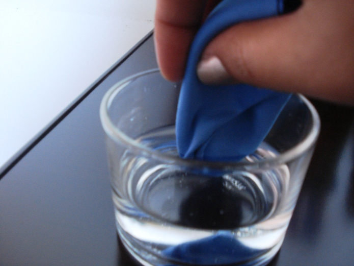 Limpando o smartphone com pano de microfibra (Foto: Lívia Dâmaso)