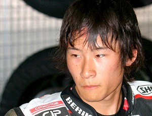 Piloto japonês morre após cair e ser atropelado em corrida de motos