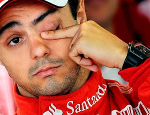 Massa nos boxes da Ferrari durante o treino em Monza