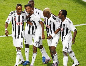 jogadores do Mazembe comemoram gol contra o Pachuca