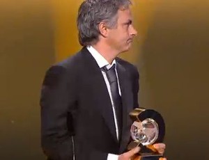 jose mourinho com o premio de melhor tecnico do mundo - fifa