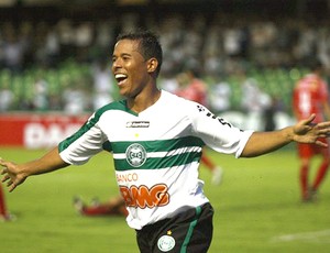 Marcos Aurélio comemora gol do Coritiba sobre o Paranavaí (Foto: Divulgação / Site Oficial)