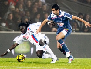 Gomis e Mennegazo no jogo Lyon e Bordeaux (Foto: Agência Reuters)