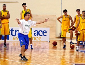 Magnano no treino da seleção de basquete (Foto: Wander Oliveira /Inovafoto/CBB)