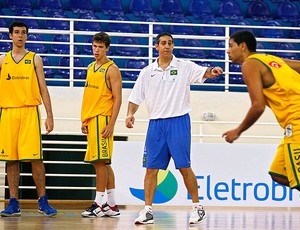 Neto no treino da seleção de basquete (Foto: Wander Oliveira /Inovafoto/CBB)