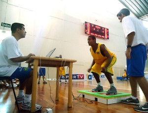 Rafael Fachina orienta o teste na plataforma de força (Foto: Danielle Rocha / GLOBOESPORTE.COM)