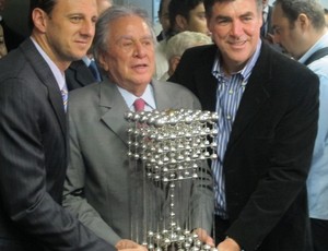 Rogério Ceni, Juvenal Juvêncio e Zetti com a Taça das Bolinhas (Foto: Julyana Travaglia / Globoesporte.com)