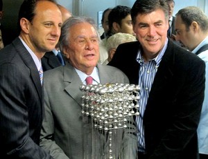 Juvenal Juvêncio, presidente São Paulo, entre Rogério Ceni e Zetti com a taça das Bolinhas (Foto: Julyana Travaglia / GLOBOESPORTE.COM)