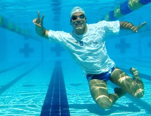 Kaio Márcio no treino de natação no México (Foto: Divulgação)