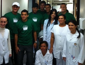Elenco do Coritiba visita Hospital Pequeno Príncipe (Foto: Luciano Balarotti)