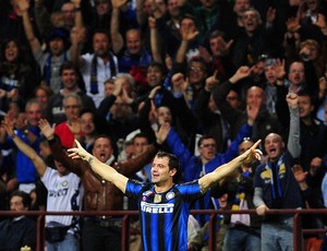 Dejan Stankovic comemora gol do Inter de Milão contra o Schalke (Foto: AFP)